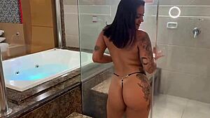 Vadia gostosa e tatuada adora dançar funk no pau in wild hotel session