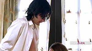 Milf hot Adries Quin faccetta carina cavalca giovane 18+ Elias Cash con pompino e figa stile retro