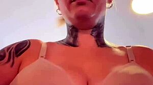 Influencer Famosa Trains in Sports Bra at Gym While Guys Stare at Her Wet Legs and Soaked Pussy