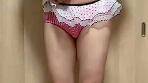 可愛すぎる服、下着を着用してアナルを弄る