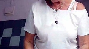 Oma neukt harige kut met - wanna see this german granny slut get wild?