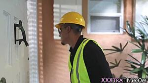 Petite teen 18+ gets a facial after hardcore outdoor action 😏💦