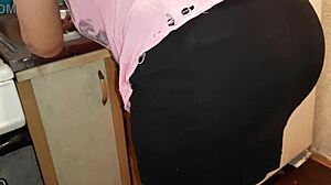 ฉันช่วยตัวเองลับๆ ข้างแม่เลี้ยงในครัวใส่กางเกงยีนส์กระโปรงสั้น 😏