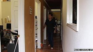 लकी रिकी रिवर्स का लंड बंधा हुआ चुदवाता