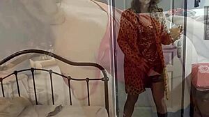 白骚货缎裙丁字丝袜高跟后入口交舔肛合集