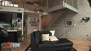 Blonde Seksi Badan Kecil Dihujam Dubur Dalam Batang Hitam Besar