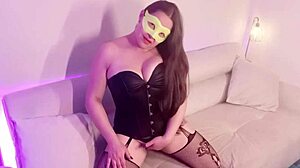 La dueña del bar te invita a follar en su sofá cuando te quedas sin dinero o le pagas o le metes la verga 1