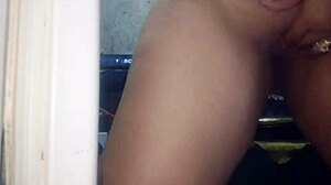 estoy tan cachonda que me masturbo mi coño apretado en la cocina mientras todos están trabajando