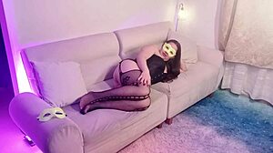 La dueña del bar te invita a follar en su sofá cuando te quedas sin dinero o le pagas o le metes la verga 1