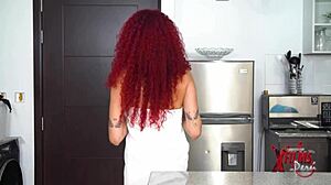 Repartidor con polla enorme destroza la pequeña y ajustada vagina de venezolana. She submits as skinny redhead with small tits in homemade quickie.