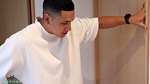 मेरा सौतेला भाई नया टैंटाली टॉय बनकर पोज़ करता है