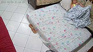 Flagrei melissa alecxander batendo uma siririca debaixo da coberta