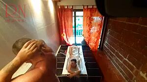 उत्सुक देवी प्रेग्नेंट ब्लॉन्ड का बताती है जो पति को धोखा देकर बड़ी गांड और लवर के लंड चूसती है