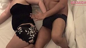 डरा हुआ सौतेला बाप सौतेली बेटी को चोदता पत्नी पीछे खड़ी