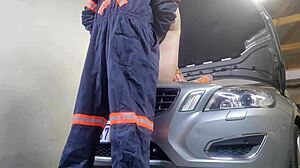 修车工把迷你裙老婆狗爬式内射绿帽老公旁观