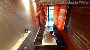 उत्सुक देवी प्रेग्नेंट ब्लॉन्ड का बताती है जो पति को धोखा देकर बड़ी गांड और लवर के लंड चूसती है