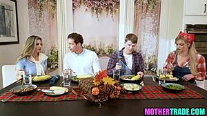 सौतेले बेटे सौतेली माओं का ग्रुप चुदाई में आदान-प्रदान