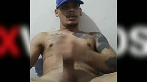 How does maloqueiro relieve himself with banana in food play?