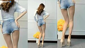 cute korean girl dances sensually with big moves 😍