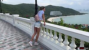 पब्लिक में ब्रूनेट पिगटेल लड़की को लंड फ्लैशिंग हैंडजॉब ब्लोजॉब फेरिस व्हील पर कम निगला