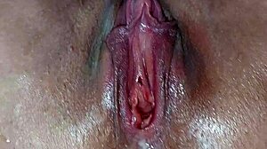 उत्सुक बॉडीबिल्डर ट्रेलर में मस्कुलर बॉडी पर वैक्यूम पंप ट्राई