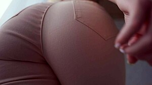 मियू काबुरागी कैमरे पर देती गंदी जापानी ब्लोजॉब चूसाई