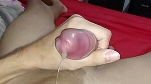 novinho branquinho masturbating with tattoo details in close-up solo action on camera