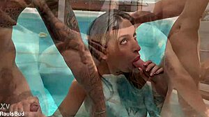 tr�o en la piscina acaba con lsu boca llena de leche