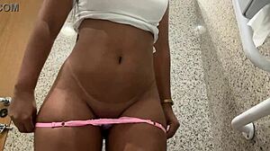 Batendo Siririca No Banheiro Do Shopping! N�o Aguentei De Tes�o E Tive Que Me Masturbar No Shopping