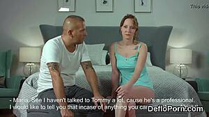 प्यारी कुँवारी लड़की गीली चूत फैलाती है और कामुक वर्जिनिटी तोड़ती है