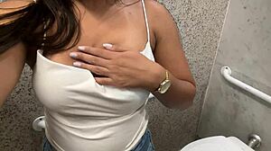 Batendo Siririca No Banheiro Do Shopping! N�o Aguentei De Tes�o E Tive Que Me Masturbar No Shopping