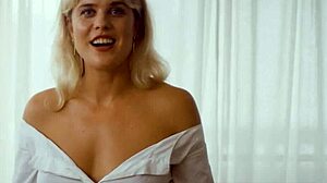 Petite Aussie MILF flashes round tits!