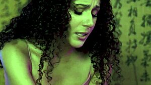 घुंघराली ब्रूनेट 18+ मसाज गर्ल को हॉर्नी बस्टी क्लाइंट ने बहलाया