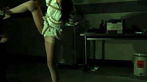 परवर्ती मरीज एशियन नर्स को बांधता हॉस्पिटल में गले तक डिल्डो सजा होगटाई बॉन्डेज