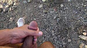 Milf nudista francesa chocada com voyeur te seguindo na praia?