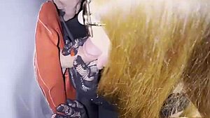 Mamei um cara na cabine do glory hole na casa de swing. Ele quase estourou a lona com a gozada in this amateur bisexual scene.