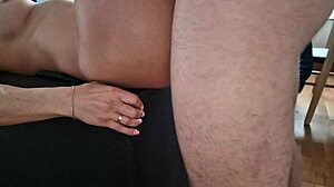 哦天，我地板上狠干裸体熟女...她是我朋友辣妈骚逼湿滴！