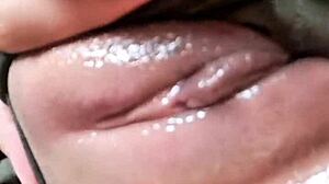 Me vengo a chorros masturbandome con un seguidor mexicano, feeling the rush build up intensely.