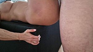 哦天，我地板上狠干裸体熟女...她是我朋友辣妈骚逼湿滴！