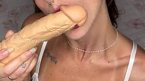 loira de olho azul mamando e socando na bucetinha até gozar!