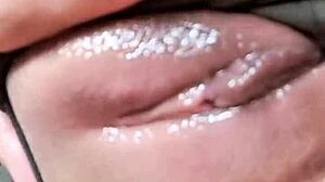 Me vengo a chorros masturbandome con un seguidor mexicano, feeling the rush build up intensely.