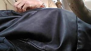 ट्रैनी कार में लेगिंग्स नायलॉन से खेलकर झड़ती है