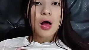 ESPOSA CALIENTE FOLLADA REAL CRUDA MONTANDO UNA POLLA ENORME Y UNA GRAN CORRIDA EN MISIONERO!!