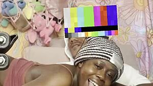 Koltukta iri siyah yarak minyon zenci 18+ hatunu dağıtıyor