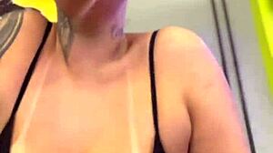 Na academia do prédio q eu moro, moradores passando e olhando minha buceta molhada e os bicos dos meios peitos durinhos! 💦🏋️‍♀️