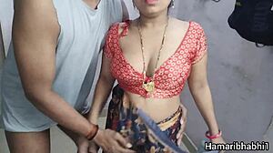 देखो देसी भाभी पति को धोखा देकर साड़ी में हार्डकोर चुदाई!