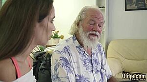 खूबसूरत 18+ टीन की जवान चूत में बूढ़ा लंड ठोककर हार्डकोर चुदाई