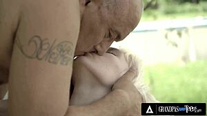 मिस मेलिसा दादाजी के बूढ़े लंड पर चढ़ी गीली चूत से सवार