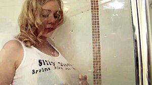 Ehi Sapphire, il tuo corpo biondo procace si bagna di più spogliandoti sotto la doccia?