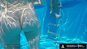 मिस मेलिसा दादाजी के बूढ़े लंड पर चढ़ी गीली चूत से सवार